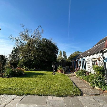 Cosy Cottage Ground Floor Bedroom Ensuite With Private Entrance Chichester Exterior foto