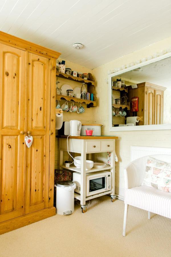 Cosy Cottage Ground Floor Bedroom Ensuite With Private Entrance Chichester Exterior foto